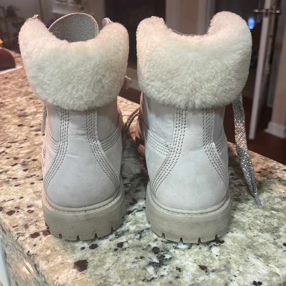 Timberland grey faux fur trim size 8.5 women’s boot - Picture 3 of 5